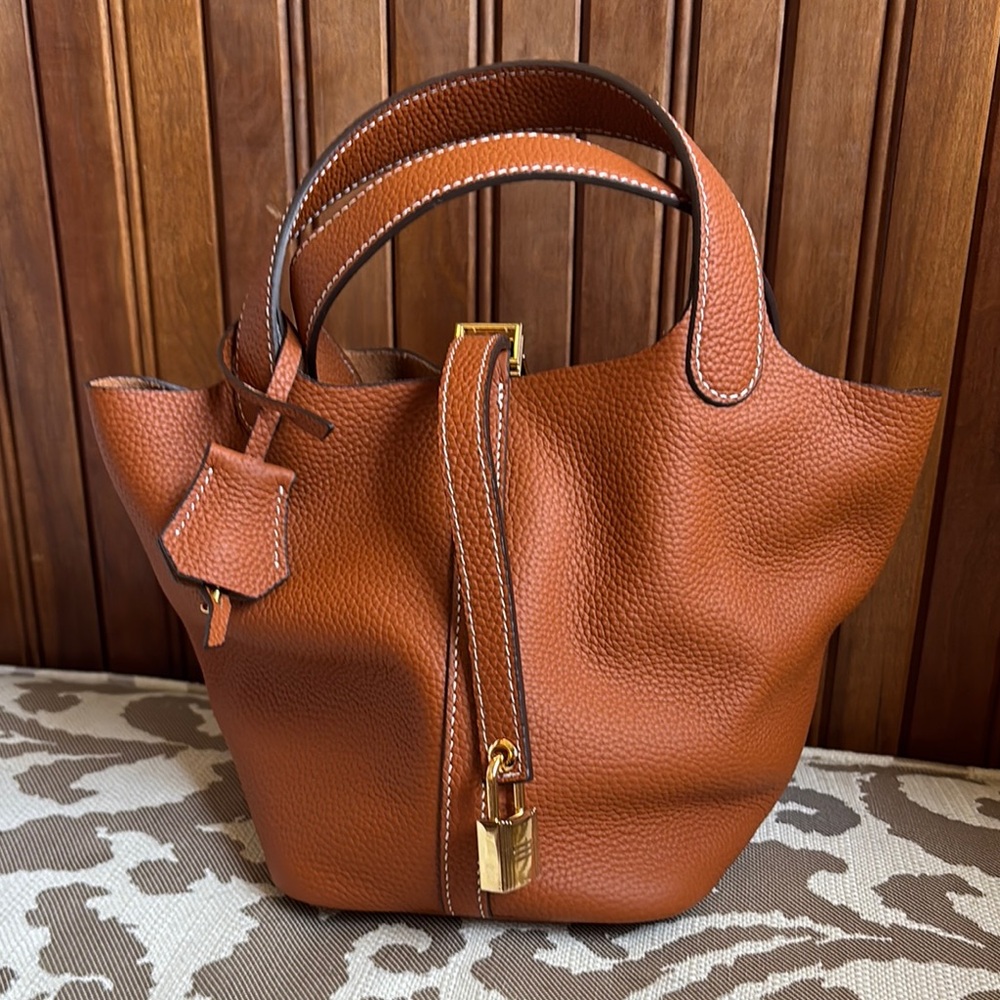 Sophisticated Brown Leather Tote with Minimalist Design